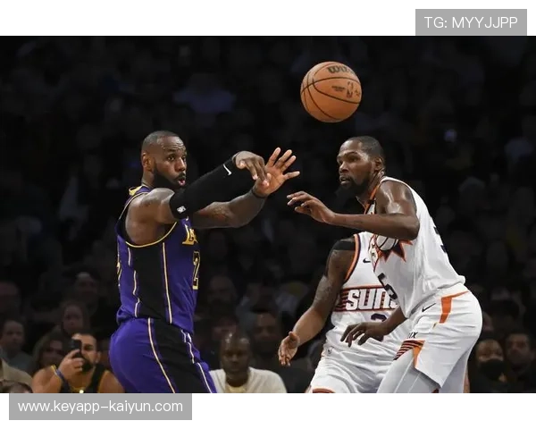NBA总裁萧华亮相雷霆揭幕战亲临见证卫冕冠军大战火箭精彩对决 NBA总裁萧华亮相雷霆揭幕战亲临见证卫冕冠军大战火箭精彩对决
