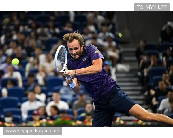 ATP巴黎大师赛梅德韦杰夫两盘击败穆纳尔，晋级下一轮